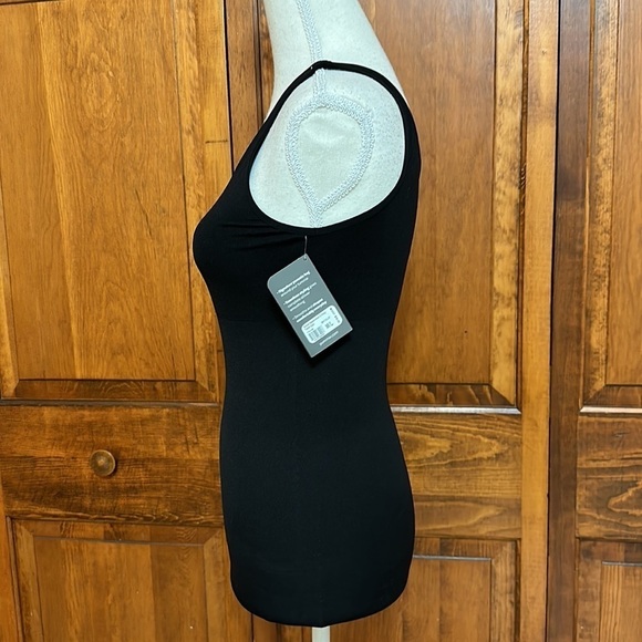 Yummie Shapewear Nylon Seamless 2-Way Tank NWT Size ML - Picture 2 of 9
